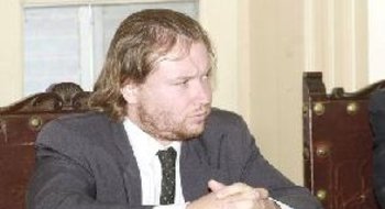 Apuntan a un militante K de Luján por la lista trucha de concejales en Bahía