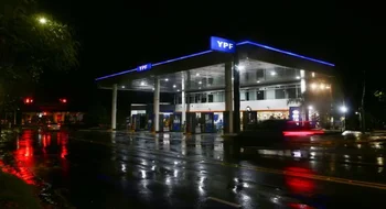 YPF duplicó el descuento por cargar nafta durante la madrugada: cómo acceder al beneficio