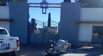 Murió un motociclista al chocar contra un paredón del Cementerio Municipal