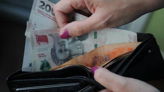 Economista advirtió que la recuperación en algunos sectores no se traslada al consumo de las familias