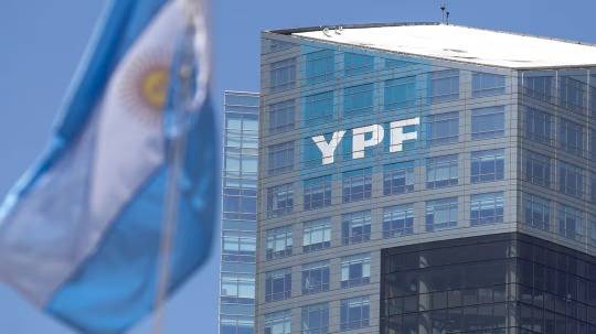Qué es el split de acciones de YPF y cómo impactará en los inversores