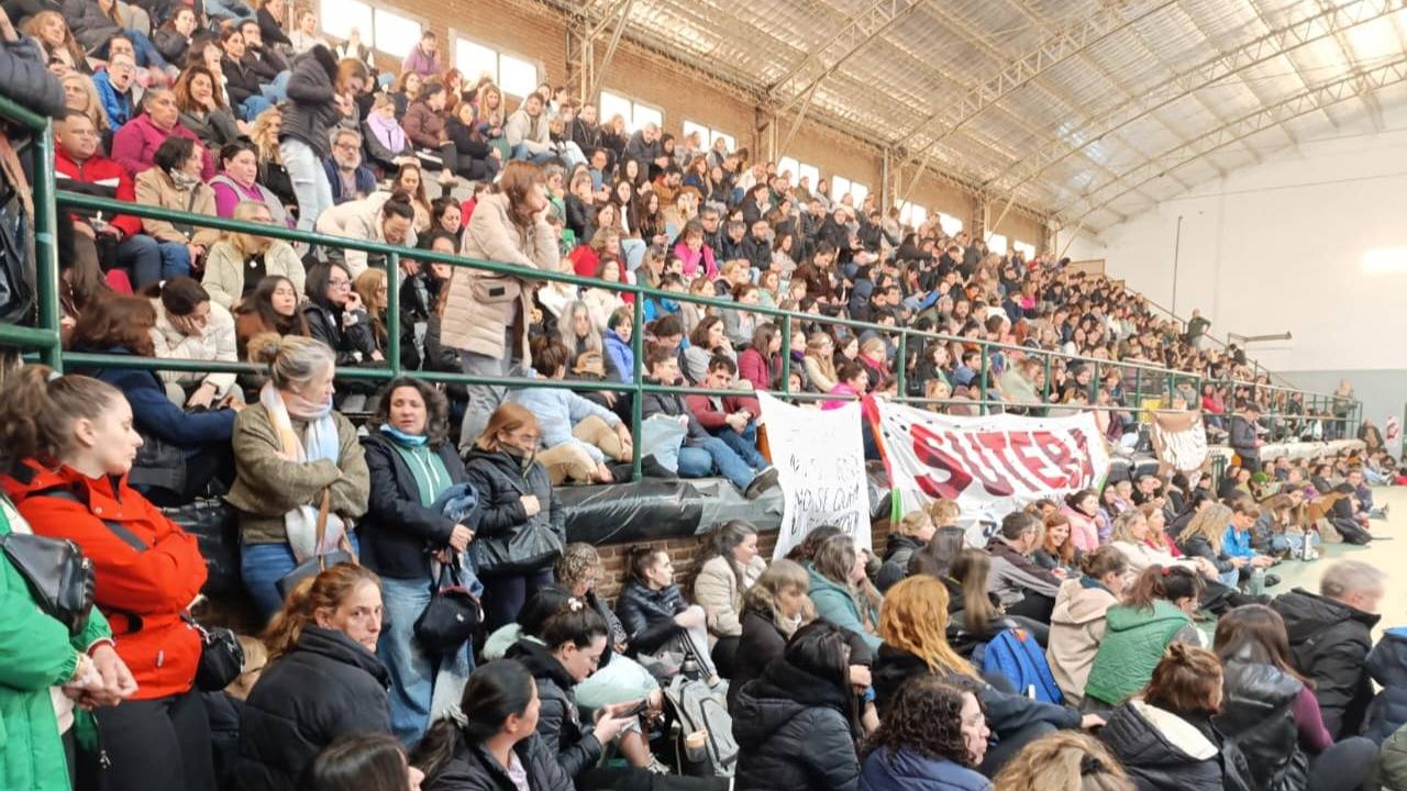 Multitudinaria asamblea de Suteba decidió levantar el paro docente