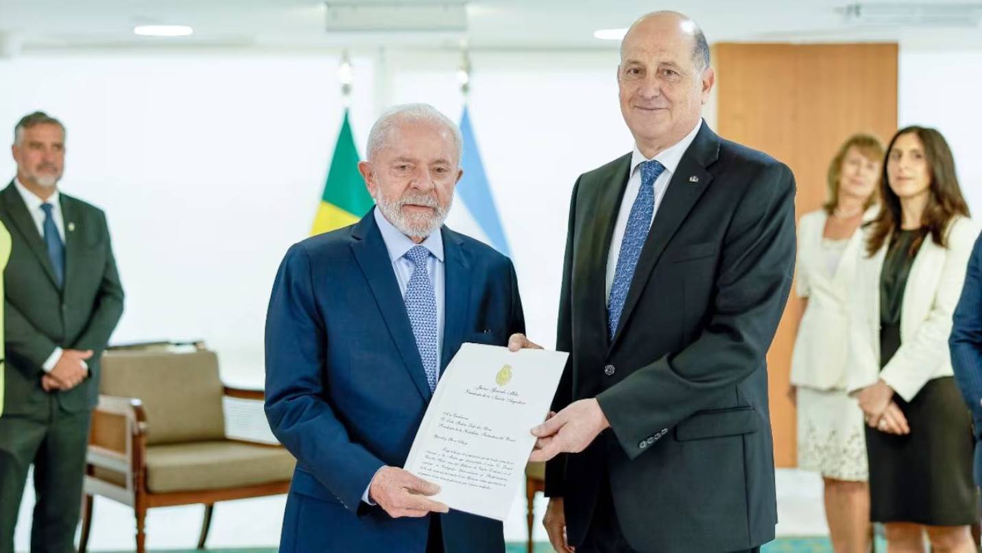 Crisis diplomática: por pedido del gobierno de Lula, el embajador argentino se va de Brasil