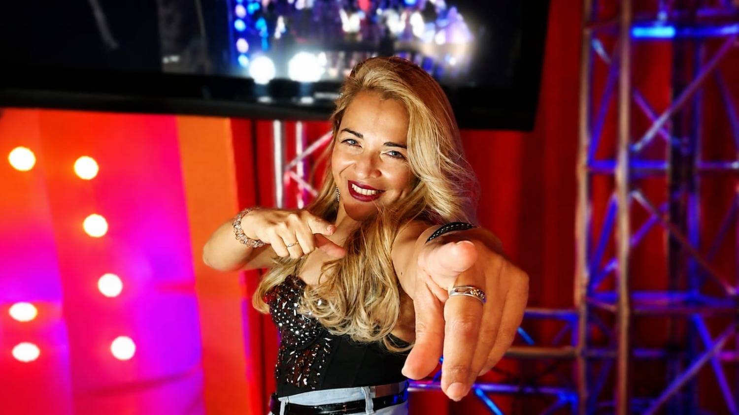 Vera Méndez despliega encanto con su voz en los escenarios