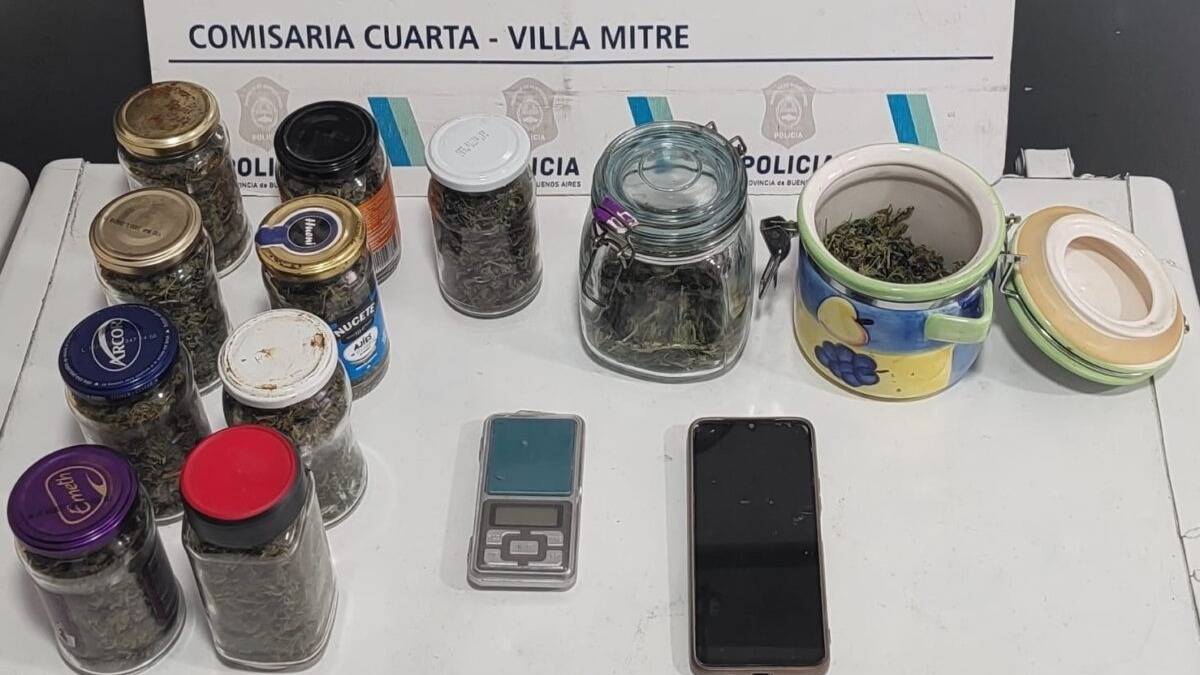 Fueron por violencia de género y secuestraron 11 frascos con marihuana