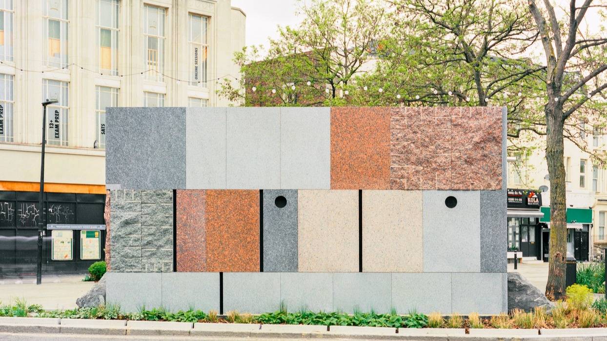 Un baño público con diseño y construido con material recuperado 