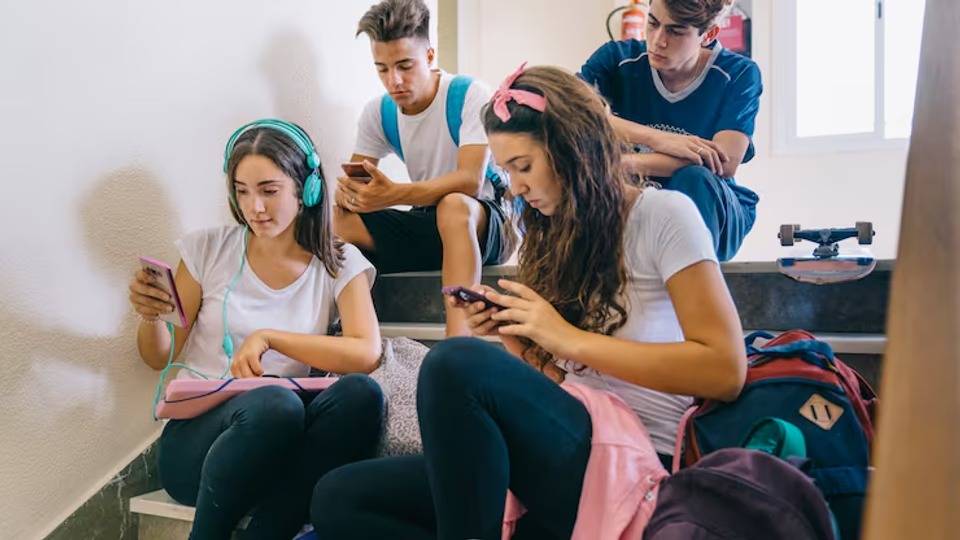 Experiencias negativas en redes sociales causan ansiedad inmediata en jóvenes