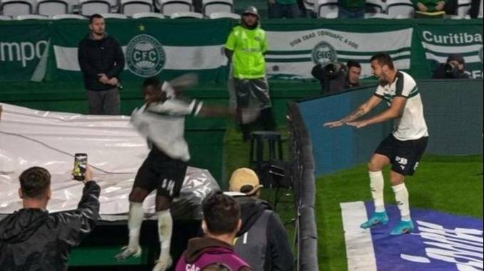 Metió un gol, saltó las vallas para festejar y se cayó en el túnel; encima, se lo anularon