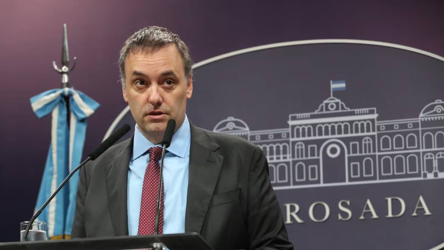 El documento que complica a Adorni: millonarios gastos en efectivo y miles de dólares en viajes