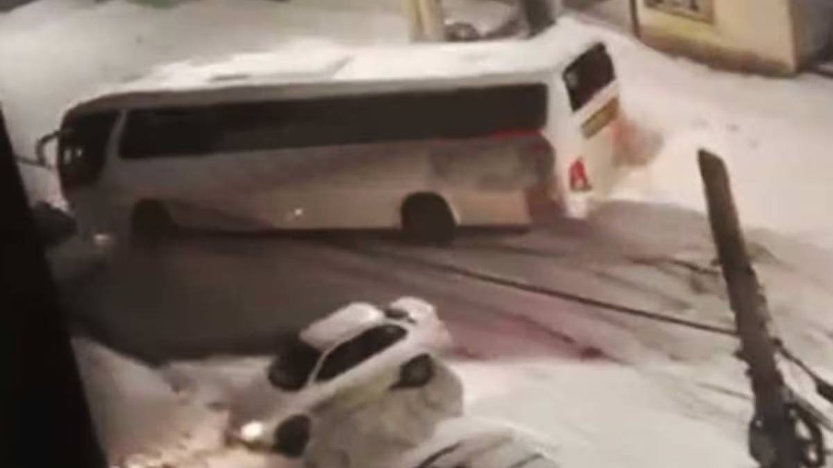 Bariloche: un micro con 48 estudiantes derrapó en una calle congelada y chocó a 7 autos estacionados