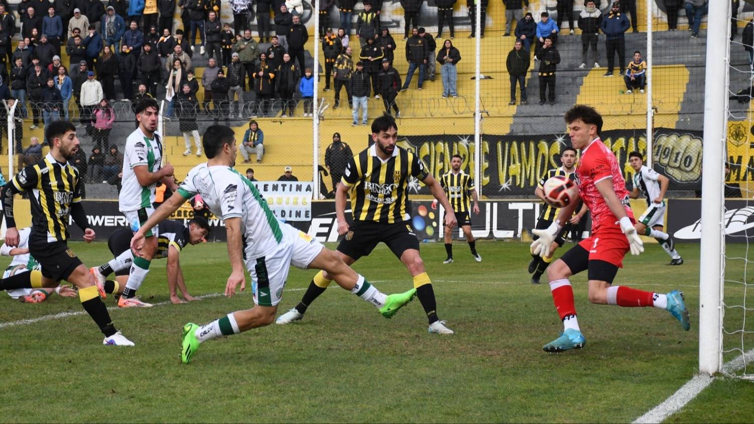 Planazo de noche en el Carminatti: Olimpo y Villa Mitre juegan el clásico más importante del año