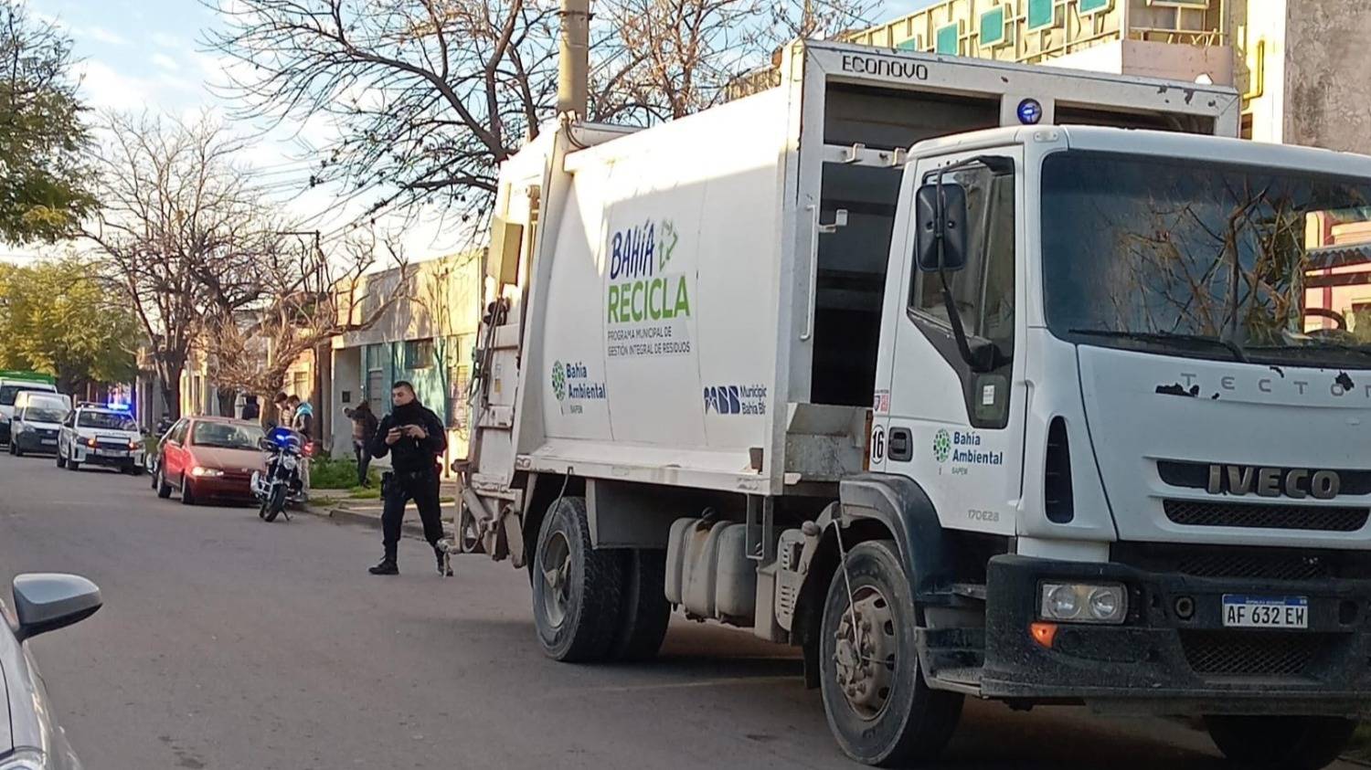 Una trabajadora de Bahía Ambiental fue embestida por un automovilista