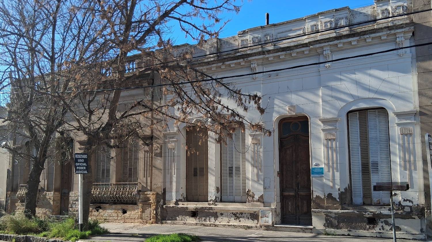 Calle Israel, sitio de casonas, un templo gótico y un tapiado anti-okupas
