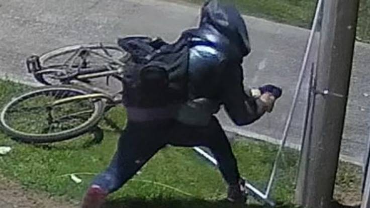 Altos del Pinar: lo descubrieron robando jabalinas del alumbrado público