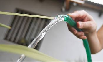 "ABSA reparte botellitas en las carreras, pero se olvida de la gente que consume agua de pozo"