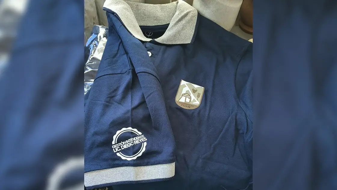 Un intendente puso su nombre en el uniforme municipal