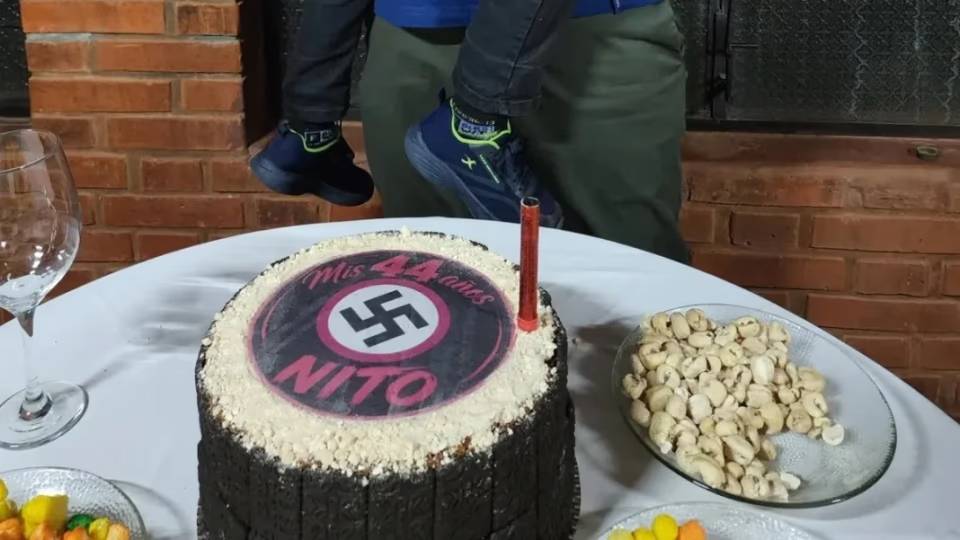 Escándalo en Misiones por un hombre que festejó su cumpleaños con una torta decorada con una esvástica