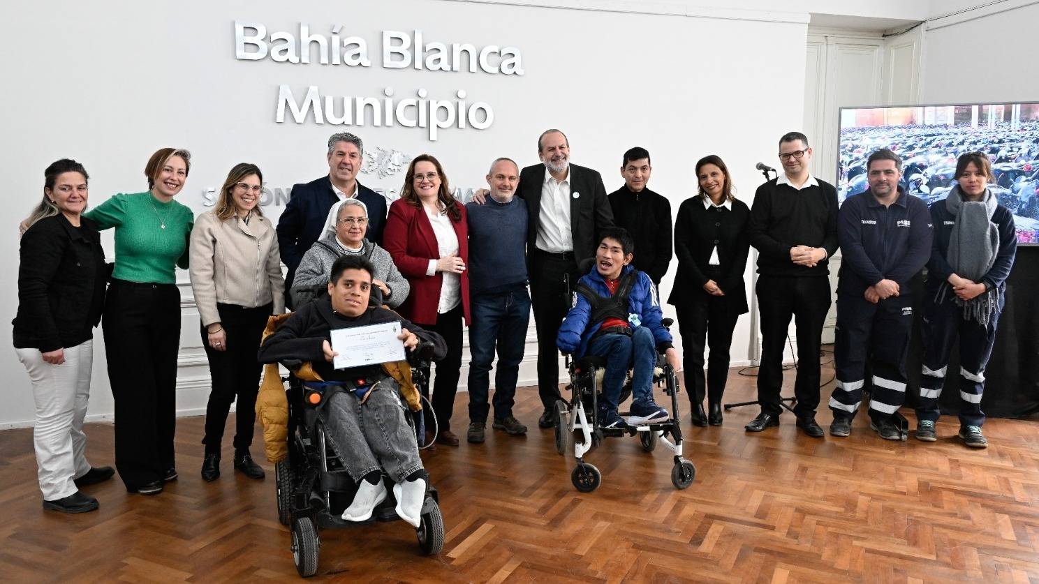 El Municipio compactó vehículos abandonados y entregó la recaudación a entidades locales