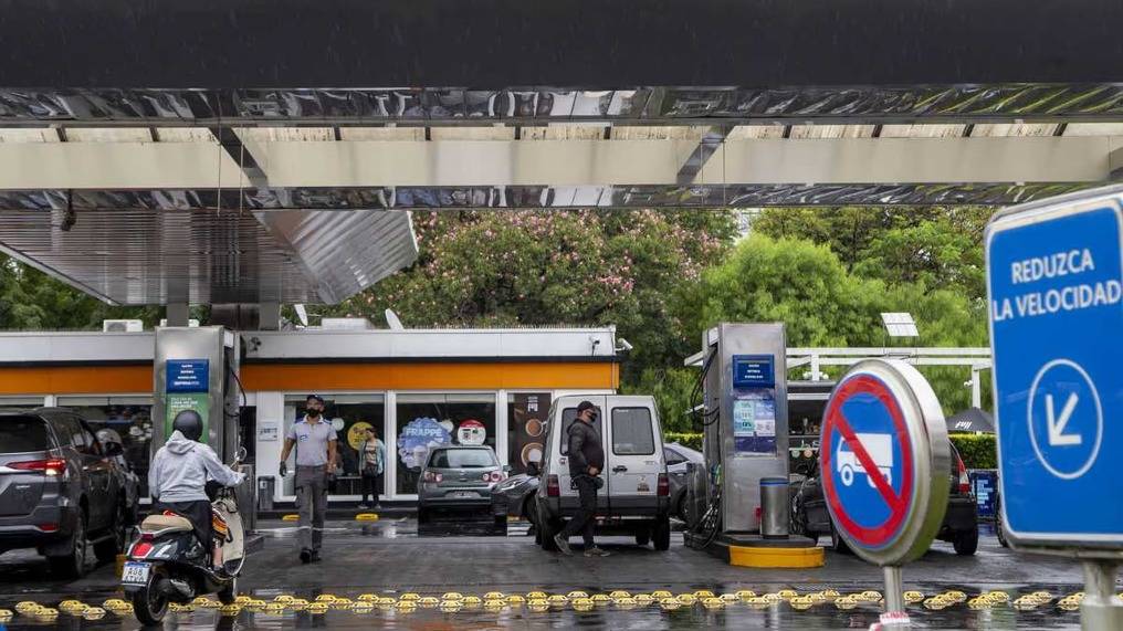 Las ventas de combustibles en estaciones de servicio caen por sexto mes consecutivo