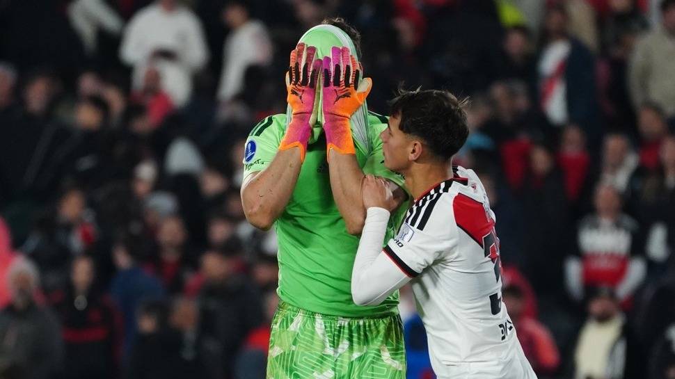 Beltrán no pudo con todo y River quedó eliminado ante Independiente Santa Fe en el Monumental