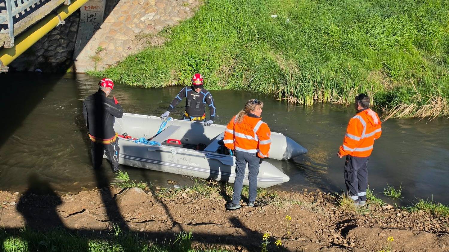 Entre la inundación y El Niño: revisarán en bote y con buzos el tramo cerrado del arroyo Napostá
