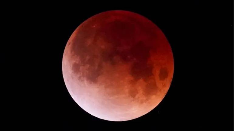 Noche de eclipse: desde qué hora se podrá ver la "Luna de Sangre" en el cielo argentino