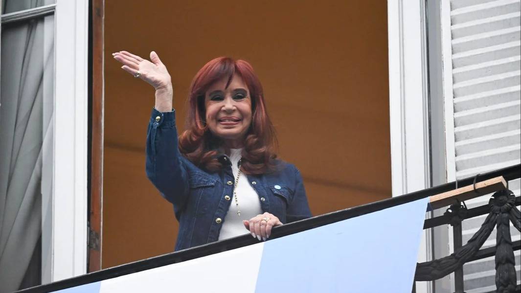 Causa Vialidad: oficializaron el embargo del departamento de Cristina Kirchner donde cumple condena
