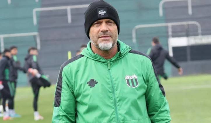 El DT de Nueva Chicago se “fue de boca” y el club tuvo que salir a pedir disculpas públicamente