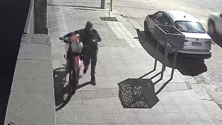 Quedó filmado: un ladrón robó una moto en el barrio Universitario
