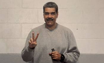 En jogging y con los dedos en “V”: Nicolás Maduro publicó fotos desde la cárcel