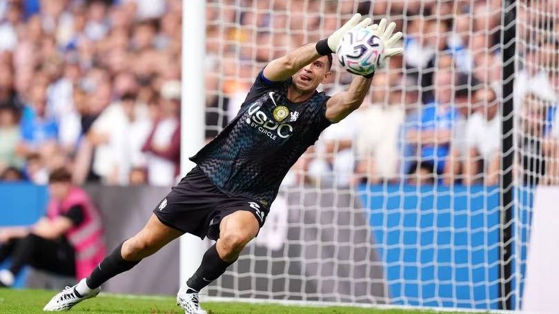 Domingo de locos para el “Dibu” Martínez: fue presentado en el Chelsea, debutó y ganaron 4-3