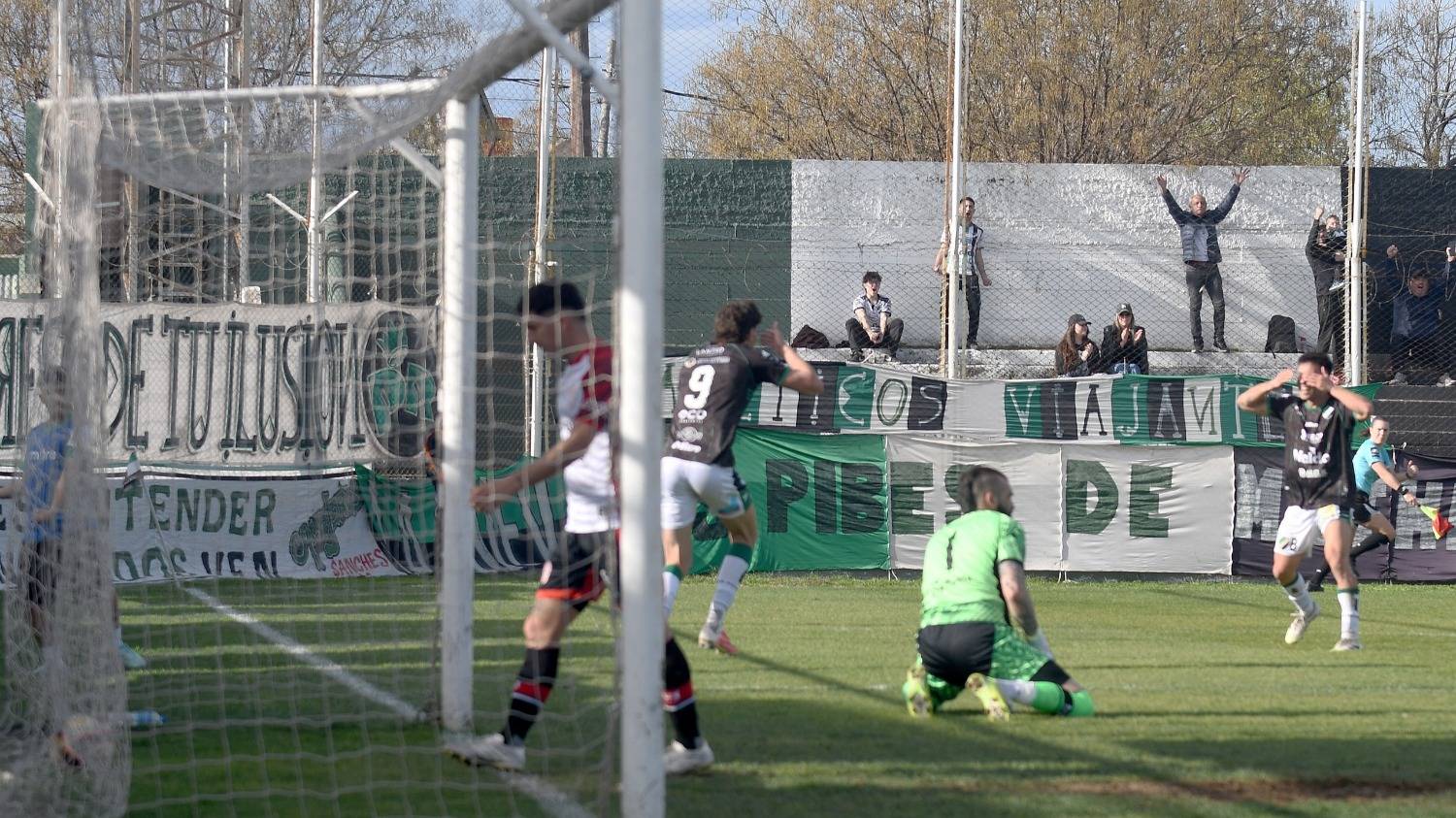 Villa Mitre superó a Huracán Las Heras y soplaron vientos de ilusión en El Fortín