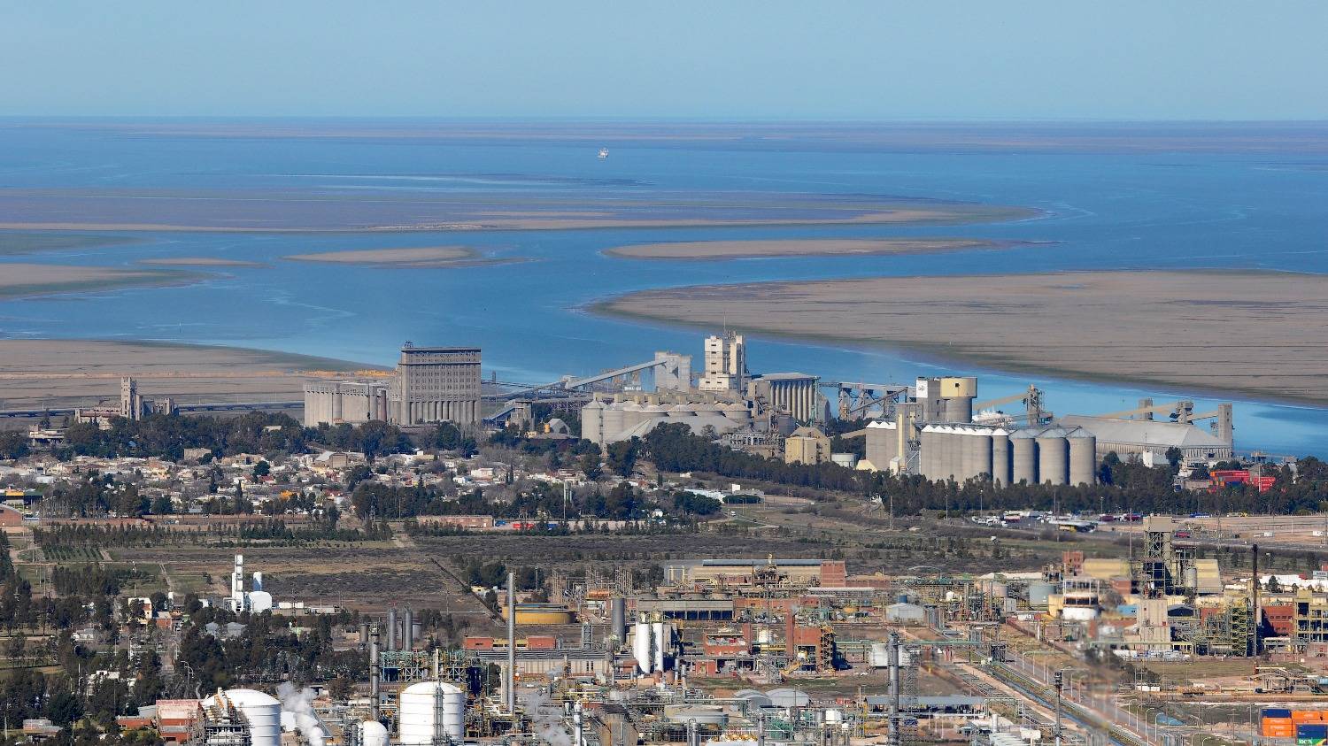 Los puertos del estuario movilizaron más de 23 millones de toneladas en siete meses