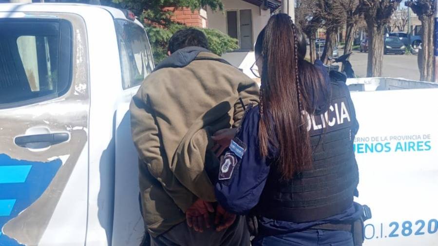 Villa Rosas: no pudo robar en el supermercado, rompió una vidriera, intentó huir y fue detenido