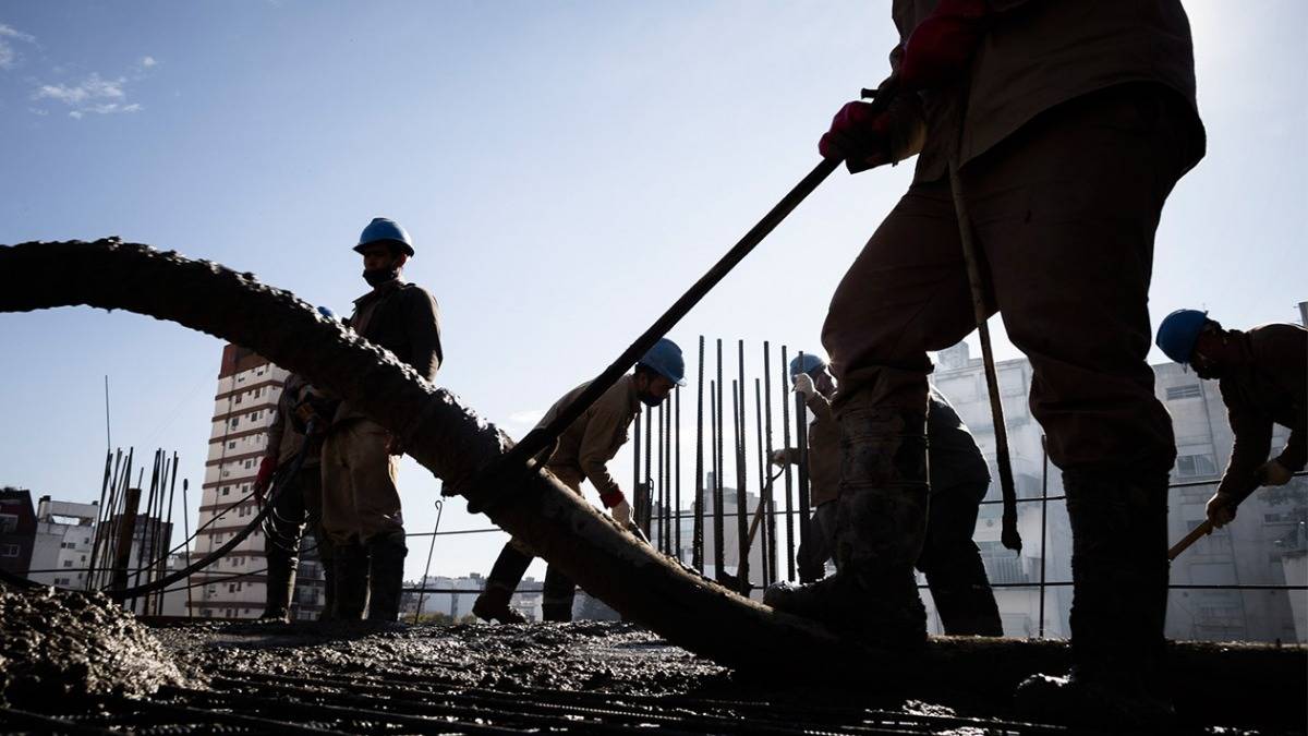 Más puestos, menos horas: la paradoja del actual mercado laboral argentino