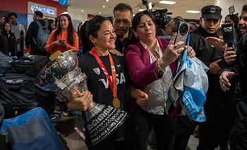 El pedido de la capitana de Las Leonas al llegar al país con la copa: "Hay que poner más inversión en el deporte"