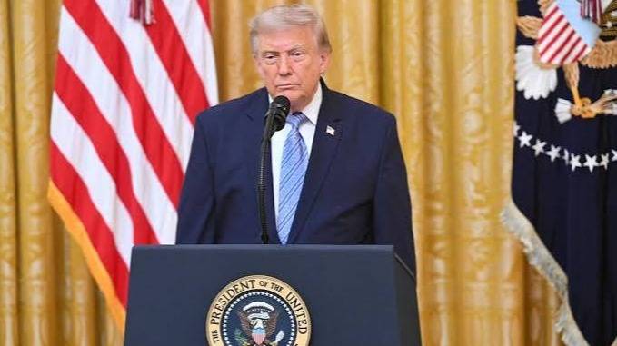 Trump sugirió que podría "revisar" el apoyo a Gran Bretaña en la disputa con Argentina por Malvinas