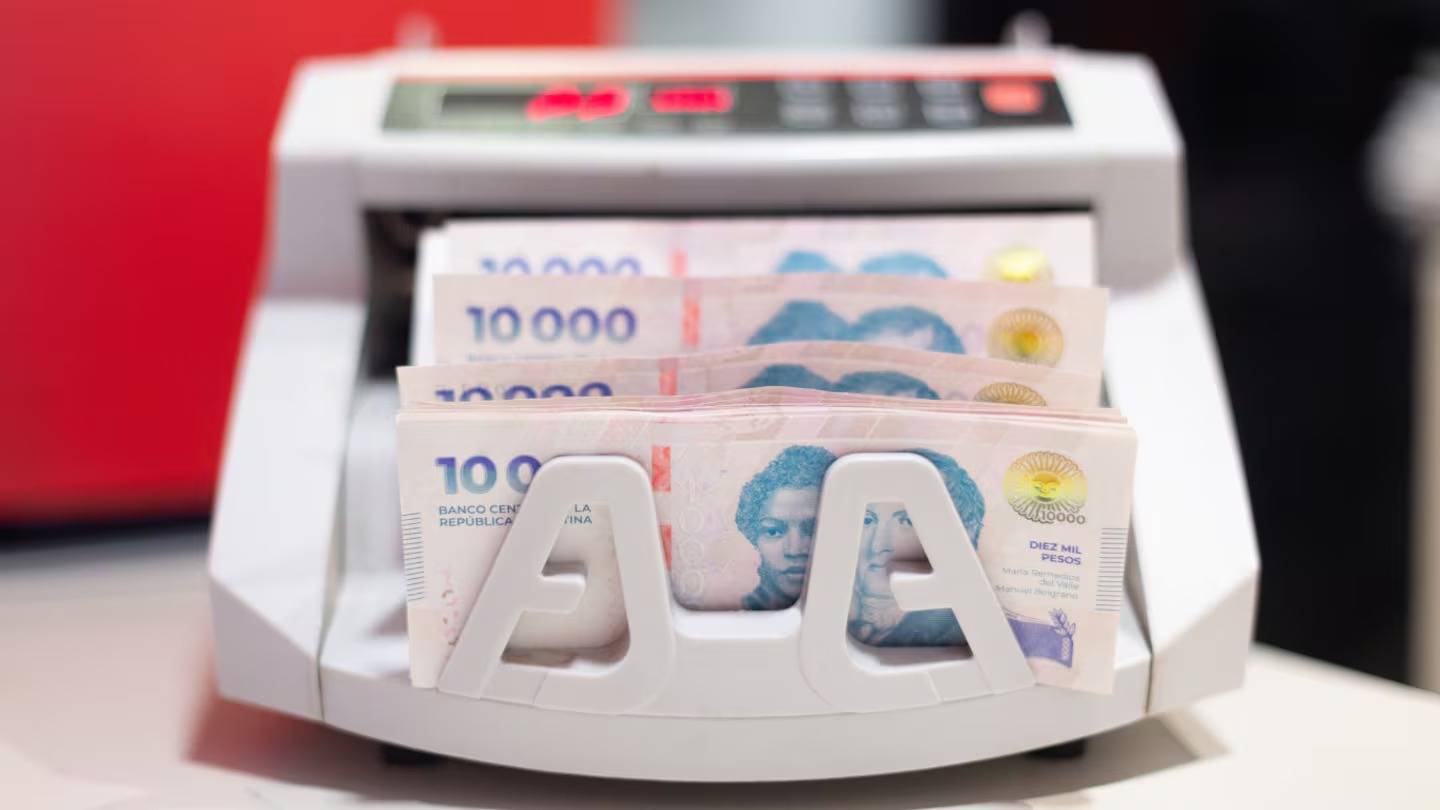 El Gobierno oficializará el aumento del salario mínimo: llegará a $437.000 en abril de 2027
