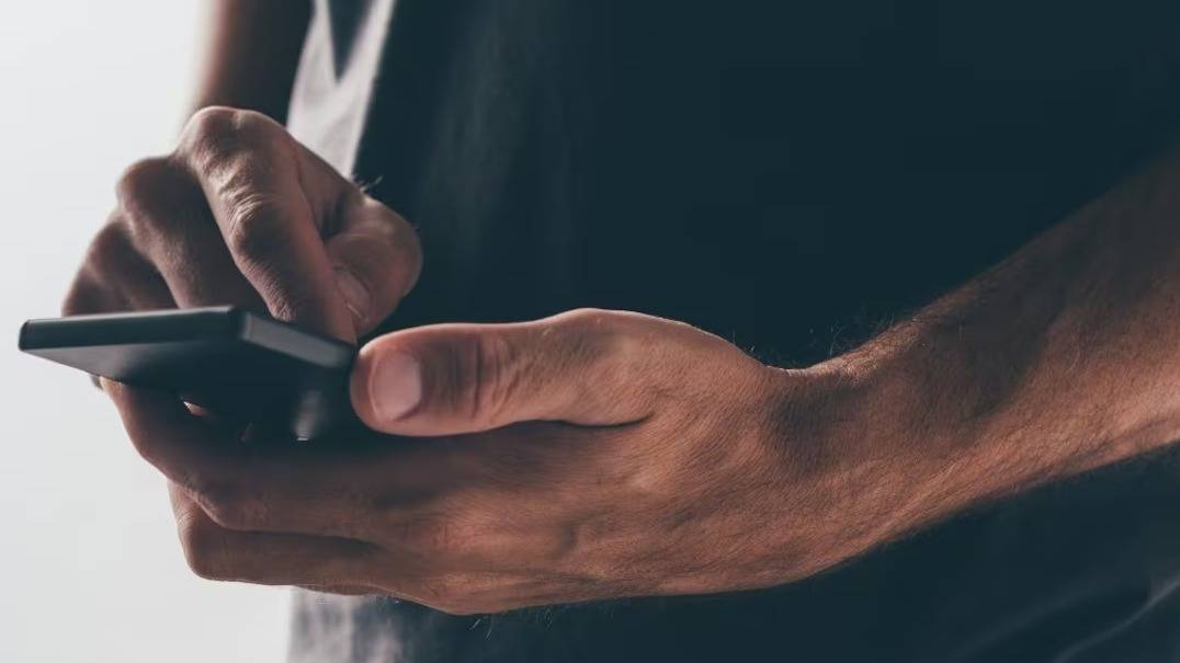 Le robaron el celular, encontraron videos íntimos y la extorsionaron: tres personas fueron condenadas