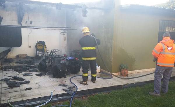 Se incendió un cuatriciclo en el patio de una vivienda - La Nueva