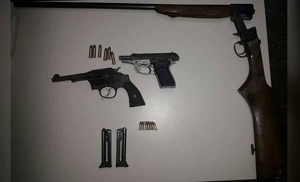Detienen a 4 jóvenes y secuestran armas en un allanamiento por amenazas ...