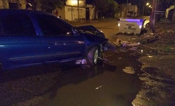 Perdió el control de su auto y chocó contra un paredón - La Nueva
