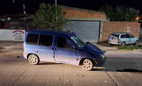 Un conductor fue hospitalizado tras chocar contra un auto estacionado ...