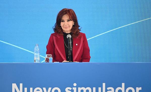 Cristina Kirchner reaparece en público en un acto a un mes de las ...