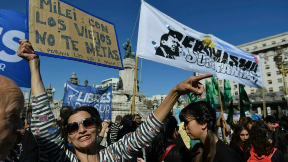 Incidentes entre la policía y manifestantes en la marcha contra el veto a la reforma jubilatoria Incidentes entre la policía y manifestantes en la marcha contra el veto a la reforma jubilatoria