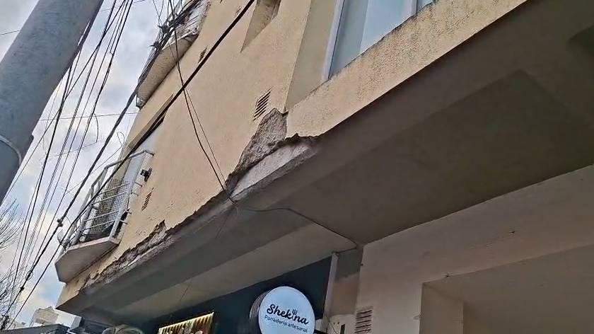 “Me golpeó la cabeza”: una vecina advirtió por desprendimientos de mampostería de un edificio