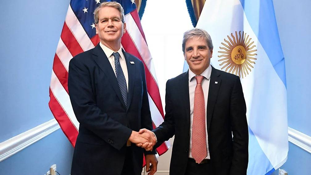 Caputo se reunió con Bessent, quien elogió el programa económico argentino