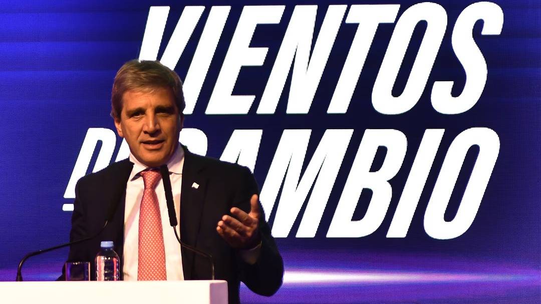 Caputo acusó a los industriales de vender bienes caros y de menor calidad a los argentinos