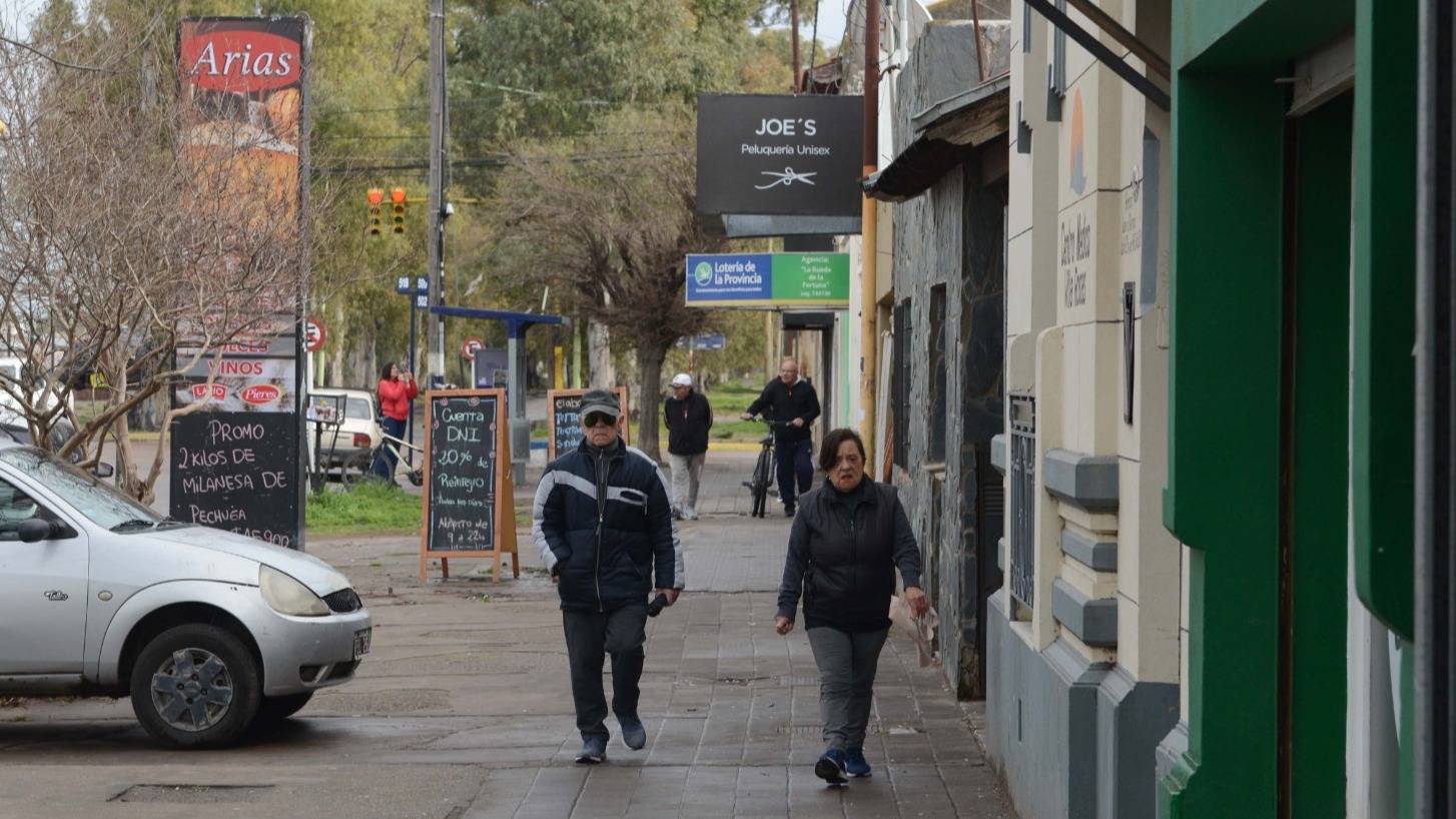 Avenida Arias: entre la baja del consumo y la fidelidad de los clientes, el comercio busca su equilibrio
