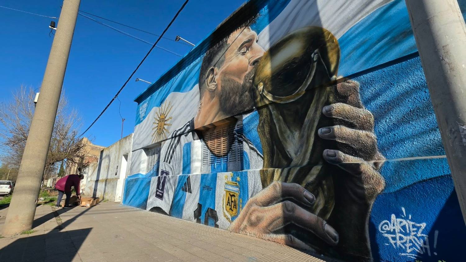 Un homenaje justo a tiempo: "Si no es el primer mural de Messi después de la despedida, pega en el palo"